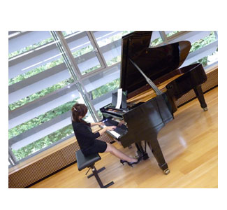 �������q